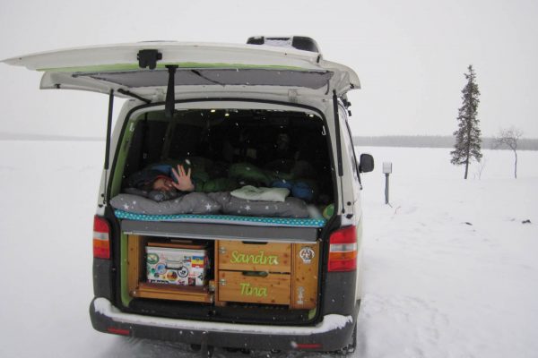 Wintercamping Roadtrip the-euroamers zugefrorener-See