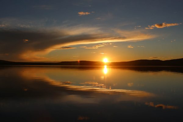 Mitternachtssonne-am-Inarisee Finnland Sonnenuntergang